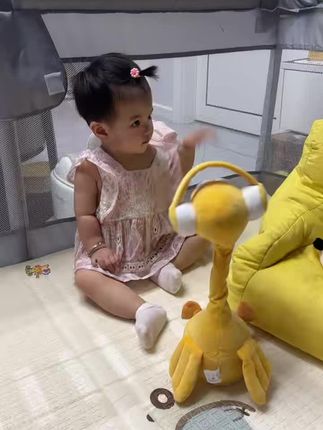 挖到宝!新生儿安抚+学话神器竟是这只鸭! 谁懂啊!给娃入的复读鸭阿贝贝,直接成了哄睡+早教双担当! 软fufu的毛绒摸起来超舒服,宝宝攥着不撒手,安全感拉满~最绝的是它会复读!宝宝咿咿呀呀时,鸭子跟着学说话,娃瞬间被吸引,还会主动模仿发音,不知不觉就锻炼了语言感! 颜值也超可,拍照巨出片,送人自留都合适~真心建议宝妈们冲,早买早解放双手! #宝宝玩具推荐 #婴儿益智玩具 #复读鸭玩偶 #新手妈妈必入