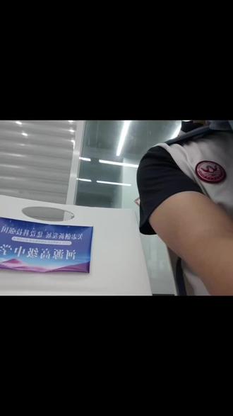 初来河高,我其实对自己在这儿的未来感到茫然。我还记得刚到高一(20)班,大家基本上身着不同颜色的衣服,老师和周围的学生打起了招呼,而我和认识的朋友还待在最后一排,当时的我一心只顾着钻研一本旧旧的生物书。后来高中的学考真是当头一棒,学考的结果让我明白我对生物学的认知还是浅薄的。整个暑假因这一次与高一二十班的初次见面而发生变化,我命运的齿轮也因此发生不同的转动。到了我们军训的那一周,我很快熟悉了河高的环境,与相邻的人相互配合,接受教官和老师的指导。我们因缘分和成绩相聚相散。所幸的是这里的兄弟姐妹们传递友好的能量,班主任和班干部管理有方。虽然后来我不用像军训那样站军姿,踢正步,但是我依旧挥洒青春的汗水。没有高一二十班这个班集体,我的青春就像白发。我很想大家,然而人生没有回头路,我们终将在彼此的人生找到属于自己的故事。我们不是时间的沙漏。当我迷茫无措的时候,是老师淳淳教诲警醒了我,是友善的同学好友们点明了我。还记得美食节时的大家齐聚一堂,欢歌笑语,分享着美食。在河高生活的日子里,我养成了阅读和体育锻炼的习惯。转眼间我成为了文科生,开始应对不同的复杂的文科学习任务。我在河高,那两次体艺节活动可太热闹了,田径项目的和团体项目的活动都意义非凡。十七班的课堂不只有学习,还有趣味活动,增进了同学间的默契,营造了积极愉快的氛围。游泳课上,带给我的不只是体验,而是态度的考量,如果没有勇气和毅力,在游泳池里永远都只能是旱鸭子。在河高,我们既可以在宿舍学习,又可以在图书馆或者风雅轩学习。十七班和二十二班与我之间的羁绊教会了我成长。经过了一段时间的勤能补拙,我在高二二十二班能位居前茅。高三的生活我认为是苦涩的。在高三二十班的生活让我结交了许许多多志同道合的朋友。犹记得高一和高二的班赛,虽败犹荣。我想,我的高中生活是平凡而又传奇的。#高考#校园生活碎片记录#校园环境#毕业生#青春 我 河源高级中学 2025届毕业生 有什么难题疑惑这里可解 欢迎来到河高!