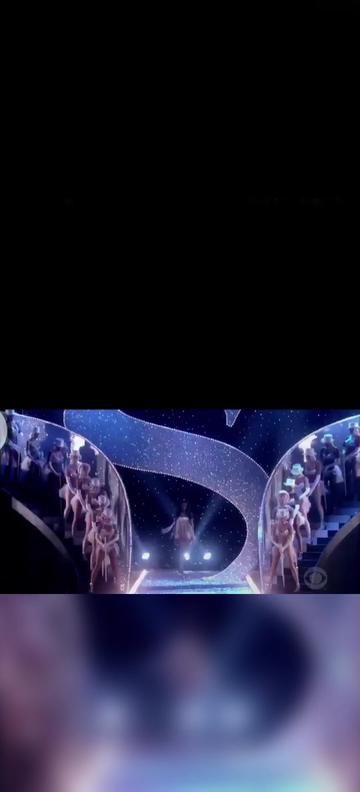 忘不了2003年的维密大秀老米甩流苏 娜奥米在T台走路生风,扭动的腰肢,如风摆柳,身体随着音乐的节奏划出柔软流动的线条,摇曳多姿,风情万种,嚣张而灵动,高冷又魅惑。
2003年的维密秀,她轻盈、俏皮又自信地晃动着身上的流苏,那黝黑光滑的肌肤,将跳动的镶着水晶的流苏衬托得流光溢彩,简直活脱脱一只长着洁白翅膀的黑色天使,令T台的众多模特顿时黯然失色,沦为她的陪衬。
娜奥米扭着台步,总是一副不可一世、目空一切的神情,她的婊气和霸气仿佛向世人昭告:老娘就是T台的女王!
被粉丝称为“米仙子”或 “老米”的娜奥米成为了《Vogue》、《时代周刊》封面的常客,据说,她拍摄的时尚杂志,超过500种。#维多利亚的秘密 #老米仙子 #老米#老米甩流苏 #天使之泪