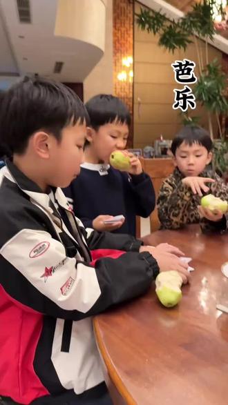 吃芭乐啦,收货以后密封放个两三天,一口下去香甜糯,真的一次就会爱上芭乐,白心纯甜,红心两分酸八分甜#芭乐 #好吃到停不下来