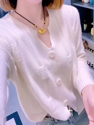 温柔针织衫,简约又百搭,轻松穿出时尚感~✨🌟 #针织衫 #时尚气质穿搭#减龄气质 #潮流时尚穿搭 #日常通勤穿搭