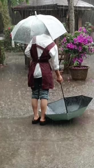 暴雨倾盆冰雹连珠
(西双版纳景洪市
3月15日下午五点二十分)