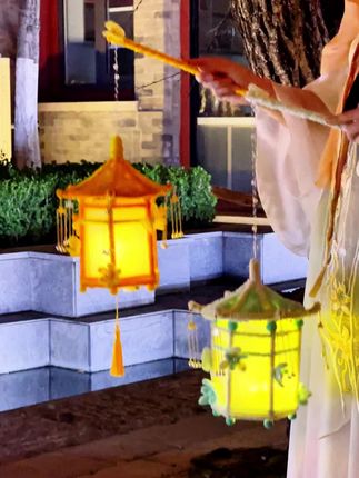 谁还没做过这个扭扭棒宫灯?材料包已备好🌺手作仪式感拉满! #扭扭棒灯笼 #扭扭棒手工 #手工diy #中秋节手工灯笼 #中秋节