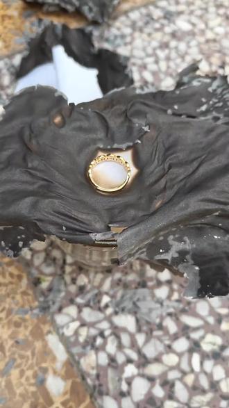 俄罗斯有名的玄学测试,将一个杯子装上点水,上面放张纸,纸上放个戒指,点燃纸张的四角,戒指掉进水中,今年将结婚,不掉则是缘分未到。😃😃😃