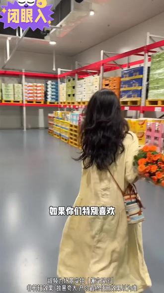 爱穿棉麻的家人注意了,洗衣方式真的很重要,麻、亚麻、碳麻、棉麻这类衣物最怕的是什么?就是你用洗衣液去洗他们,不管是洗衣粉还是洗衣液以及肥皂。它们的ph值大于九,也就是比较强的碱性,易导致棉麻纤维失去天然保护层,造成纤维干枯。毛糙发硬,起毛没垂感,想要棉麻穿的久,还得用专业的洗涤剂去洗。他们干洗店闺蜜给我推荐的这个恒源祥棉麻洗涤剂,只需水里倒入一瓶盖浸泡个五分钟,轻按洗涤。里面的羊毛脂精华滋养衣服纤维,洗完柔软有弹性,多次洗涤依然挺阔,我身边的朋友都在用,不管你穿的是棉麻、亚麻还是汗麻、竹麻面料,都能够轻松洗棉麻。害怕遇到出现这些情况,真的要备一瓶。#棉麻洗涤剂#恒源祥棉麻洗涤剂#柔软有弹性#棉麻洗涤剂推荐#好物分享