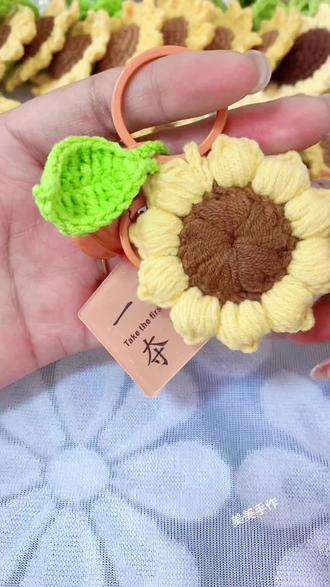 向日葵挂件钩织视频教程(泡芙款)
向阳而生,未来可期
线材:萌2(24.36.65)
钩针2.0
#爱编织爱生活 #向日葵钩织 #钩针钩织 #手工 #玩毛线
