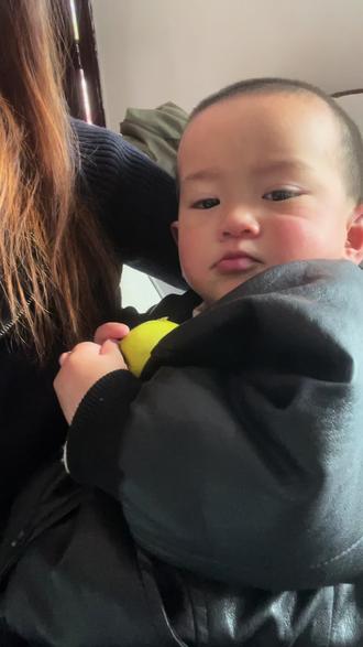 还不想躺小姨怀里 你知道外面🈶️多少人想躺小姨怀里吗🫢🫢🫢#侄儿 #幼崽 #带小孩