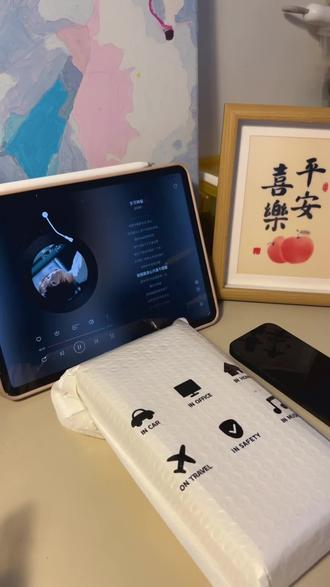 谁还在为手机膜黑边挡画面生气啊!🙅♀️倍思这张无界膜真的救大命!满屏无遮挡,打游戏不吞技能、追剧不挡字幕,
AR增透还能减少反光,阳光下看屏幕也能清清楚楚啦~✨#倍思无界膜 #倍思钢化膜