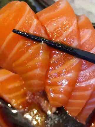 #三文鱼 #刺身美食 #三文鱼刺身 喜欢吃三文鱼的不要错过了,这个三文鱼刺身现在在家也能吃到,正宗的三文鱼刺身,很新鲜,吃起来真的太美味!#快来一起尝个鲜 #刺身美食