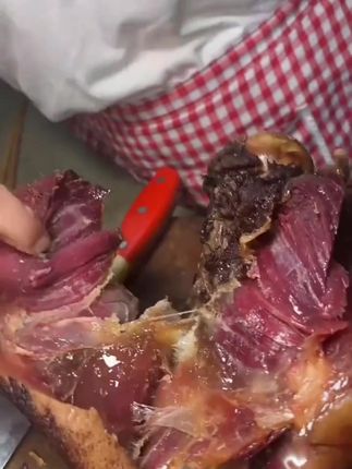 #农家烟熏腊肉 #土家腊肉 #大口吃肉的感觉真好 #腊猪脚农家烟熏猪脚 #腊猪脚  农家柴火烟熏腊猪脚,肥而不腻瘦而不柴,炖火锅味道很安逸哦