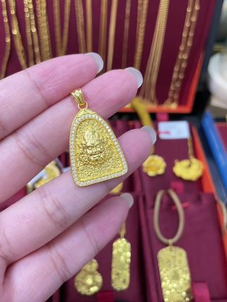 足金镶嵌三角黄财神~招财进宝,财源滚滚来#黄金 #财神 #足金999 #黄金首饰 #黄金吊坠