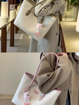 家人们谁懂啊?这个包包真的太好看了!它是这种经典的拼接撞色设计,而且还是硬底立体的款式,非常特别,非常适合我们这些上班族背,整个包身都是满满的高级感。它的容量也很大,像我们的雨伞、水杯还有笔记本电脑都能轻松放下,有了它之后再也不用担心东西装不下了。#大容量包包#美包分享#托特包#美包分享#时尚百搭