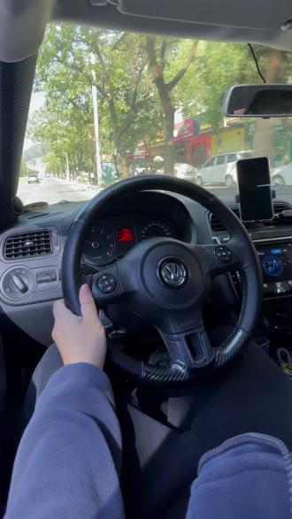 家有老人小孩,开手动挡总怕顿挫晕车?实测这招真的稳!#手动挡开车技巧 #带娃出行 #老人出行 #防晕车攻略 #大众POLO