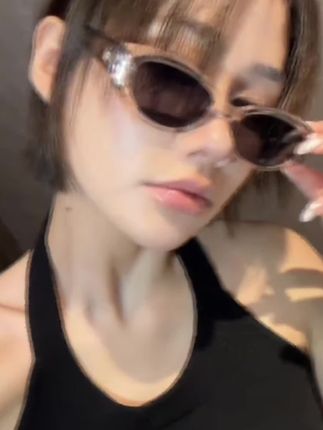 古早台剧氛围女二戴的大框墨镜 #古早 #氛围感 #大框墨镜 #美拉德色系 #热点@DOU+小助手 @DOU+好生意