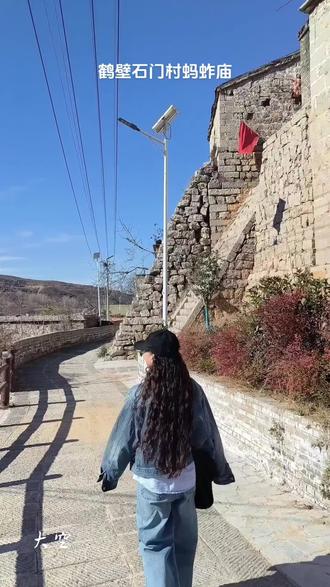 蚂蚱庙,你们见过供奉蚂蚱的庙吗😃 鹤壁石门村蚂蚱庙是一座供奉蚂蚱神的庙宇,位于河南省鹤壁市淇山区石门村的龙王庙内。 #古村落风景
以下是关于它的介绍:
- 历史渊源:据史料记载,石门村建于明朝永乐年间,而龙王庙始建于明朝,距今有400多年历史,蚂蚱庙作为龙王庙的一部分,也有相近的历史。
- 建筑特点:蚂蚱庙所在的龙王庙坐北朝南,位于村北最高处,庙前有33级台阶,台阶窄而陡,需侧身攀爬,道教认为天有三十三层,这33级台阶有“上天梯”之意。
- 供奉神像:庙内供奉的蚂蚱神是南宋时期的刘宰。相传刘宰是江苏金坛人,1190年考中进士,一次他随军打仗路过石门村,见蝗虫遮天蔽日,庄稼受灾严重,便组织村民和士兵捕蝗,使庄稼免遭绝产。百姓感恩其德,地方官将其功绩上报朝廷,1263年宋理宗敕封刘宰为“扬威侯天灾猛将之神”,当地百姓不知其名,因庙与蝗虫有关,便称其为蚂蚱庙,刘宰也被称为蚂蚱神。
- 民俗活动:每年正月十五,当地村民会在龙王庙的戏台上唱戏,周边的善男信女也会登上台阶,祈求风调雨顺。