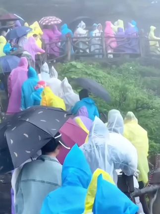 雨衣户:/ 外加厚防爆雨成人电动车雨衣时尚户外长款便携式连体登山衣#雨衣 #好物分享