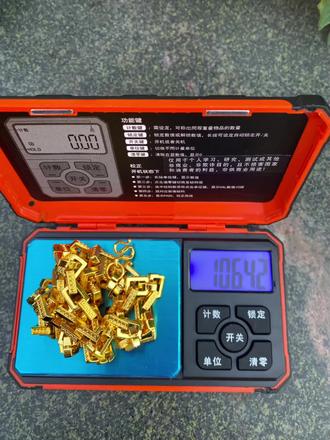 #热门 今日黄金回收998 -克。 黄金回收998- -克。你还能找到比我价格更高的吗?应该没了吧,因为现在大盘价才940左右,那人家正常回收是900左右。我998我比他们高这么多,我有竞争力吧!那为什么我这边会收的这么高呢?你想想啊,金店卖多少钱?金店都卖1300多一克了,我收998不很正常吗?再一个我们是回收 上游商家,可以加工2次销售的。你找的那些900左右的,他们都是收了以后,他给我,他们是.二道饭子,我这里是全国连再说我还能跑到你家楼下去收呢,你看多方便。如果我刚才说的这些话,你相信了,等他到了地方,那就完全不- -样了!他会跟你说,折旧费,成色差要减你钱,或者直接少你称,因为正常他报的998价格是不可能收你的,收了要亏本,不可以像她们说的二_次销售,所以.. .看完这篇帖子,你再问我今天回收价是多少?我给你报940左右的时候,你可别说什么啊,你刚刚不是说998吗?你说这话就真的有点抱路智商了,明摆着我这是在给你们搞科普,对吧?给你们在避雷,但是你非要去找这种998的,你去找- -找,肯定也有。我呢就是给大家举例子,避免大家去上当。记住啊,任何高于大盘价或者等于大盘价的回收,都是套路#回收黄金首饰 #合肥黄金 #合肥回收黄金 #同城热点