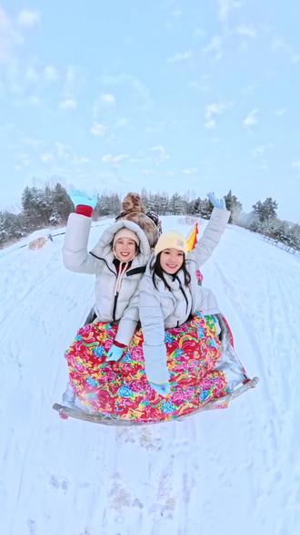 谨以此片记录我自由勇敢的28岁
姐妹4个一路向北勇闯漠河
17个小时的雪国列车不再孤单
女孩子们的旅途太幸福了
希望我们的人生永远热烈而美好
分享我的漠河3天2晚攻略⬇️
day1️⃣:漠河→北极村
大兴安岭深处穿越原始森林
去鄂温克族驯鹿部落投喂驯鹿🫎拍照📷
北极村:打卡北极村村碑→最北邮局→最北哨所→追极光
🏨住:北极村雪景民宿
day2️⃣:北极村→北红村
早晨体验泼水成冰
最北一家→北极沙洲岛(玄武广场、金鸡之冠、138 界碑、北字广场神州北极广场)
🏂最北滑雪场
龙江第一湾→中国最北点→乌苏里浅滩
🏨住:北红村特色东北大花炕
day3️⃣:北红村→漠河
白桦林玩雪❄️拍照📷
打卡歌曲里的漠河舞厅
吃东北菜返程🚞
这趟漠河之旅很开心
让我看到了不一样的风景
希望未来可以去向更广阔的世界
#漠河 #漠河舞厅 #旅行推荐官 #漠河旅游攻略 #这个冬天 @抖音小助手