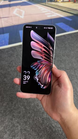 华为、荣耀手机如何设置蝶翼主题教程,不仅有一镜到底动画,还有非常好看的图标#玩机技巧 #华为 #荣耀 #一镜到底主题 #数码科技