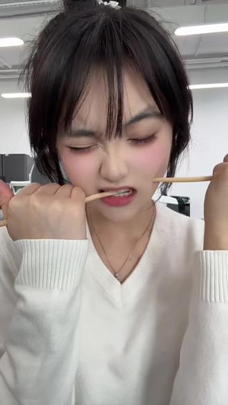 今天给大家表演 筷子穿嘴术 #魔术 #日常