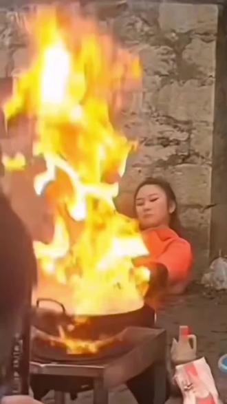 9号桌有两个老人#9号桌有两个老人 #抽象