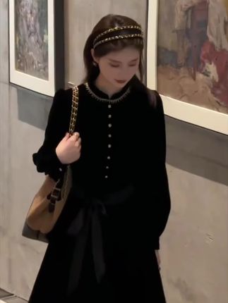 秋季时尚赫本风气质纯色丝绒连衣裙女新款名媛气质收腰显瘦小黑裙#谁穿谁好看#收腰显瘦#连衣裙#气质穿搭#穿出高级感