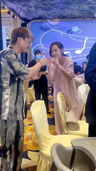 向佐郭碧婷参加婚礼,两夫妻各自的状态