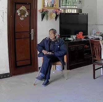 看了一天的监控。爷爷最近老是睡不着觉,梦特别多,经常出现幻觉,觉得边上总有很多人,还有野兽在自己边上乱窜拖着一根长长的尾巴。起初我以为爷爷是吃多了油炸薯包上火所致,但从今天监控里的情况来看,爷爷确实有些不对劲,他坐着一动不动,仿佛画面静止了一般,神情异常,不像往日的他多少会动下头或肢体。视频开头他佝偻着起身对门口拜了拜,后面东张西望,当时盯着屏幕的我很不解,今晚跟他打电话才了解他看见了门口对面马路上的太公出巡队伍,但实际上当时并没有什么太公出巡,我才意识到爷爷确实有些不对劲了,我还是不太愿意相信或许这就是事实,对我来说我难以接受。晚上和他通话时,我问他多少岁他说84,问他1+1等于几他说1+1吗,这肯定知道啊,不就等于2吗,他说我跟我妈一样疑神疑鬼的,他没啥问题,一直嘴上说着叫我不要担心。我一时哽咽,眼泪夺眶而出,话是一句也说不出来,满脑子都是爷爷小时候带着我的画面,奶奶去世的早,这个男人给我们做饭洗衣洗澡擦屁股,拿根铁棍烧红了给我们补凉鞋,他虽然打起我来也厉害,但也温柔,每次教训我一顿我要是受伤都会给我搽药,给我讲做人做事的道理。还有一次他带着五六岁的我去我小爷家做客,我看见小爷家客厅有一蛇皮袋的橘子,我很想吃但我生来胆小,迟迟不肯进去。爷爷一眼就看出我的小心思,把我拉进来和我橘子吃,我那时候就觉得我爷爷是天底下最好的爷爷。爷爷一生扶养三儿三女,又是帮忙给自己的儿女带了好几个娃,当然也包括了我,爷爷的一生是为儿女操劳的一生,是贡献的一生,可如今年老却有老年痴呆的征兆,爷爷曾经多么的身强体壮,接近一米八的身高,面色红润,如今做凳子上显得死气沉沉,不知当时的他内心在想些什么,或许是回忆一生的过往吧。我很难受,也很心疼爷爷,同时也感慨生命的脆弱和无常,无论多么健康多么威风终究会老去,直至一口气上不来一生就彻底结束,这个过程迟早到来。爷爷就这样静静的坐了一个小时左右,不怎么动,时不时打开这个视频,我看到都会忍不住哭,我很害怕,我害怕爷爷会这样坐着就离开,因为我见过别的老人坐在凳子上就默默离开的,我真的还害怕。一想到这,只能默默的祈祷,希望爷爷能好好的。#老人 #爷孙