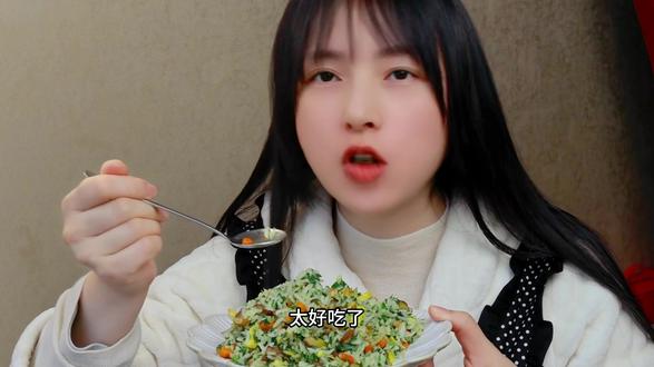 “今天用自家种的芥菜,做了个炒饭,加了瑶柱和腊肉,太香了!” 温州渔村长大的孩子,对芥菜炒饭有执念!
自家种的芥菜最嫩,配上瑶柱丝、腊肉丁,这鲜味直接拉满。
米饭粒粒分明,裹着蛋香和烟火气,大人小孩都抢着吃。
🍚做法简单,学会今晚就安排!
#家常美食 #芥菜炒饭 #春日美食 #温州味道 #炒饭天花板