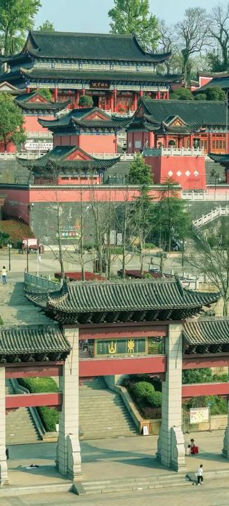 画图曾识零陵郡,今日方知画不如。东山景区位于湖南省永州市零陵区,是零陵古城的文化核心区域。这座山虽不高,却因承载了丰富的历史文化而闻名,尤其是山上的文庙与武庙,形成了"一山藏两庙,文武两圣人"的独特景观,被誉为"零陵双绝"。永州八景之一:绿天蕉影,是为纪念唐代书法家“草圣”怀素而建造的公园,有深厚的文化底蕴,永远太远,永州不远,零陵古城欢迎您。#永州#零陵古城#永州八景#江苏#江苏十三太保