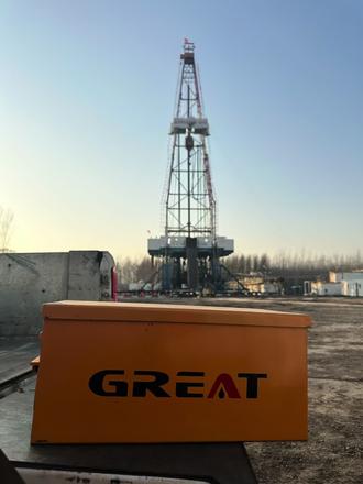 #钻井 看来在新疆积累的油田经验一点都没浪费,从固井转向了钻井服务,这回派上用场了。不过就是钻井服务比固井服务跑井更频繁,正好接着学习——三年的一些固井基本知识打底,现在开始钻井,真是应了“活到老学到老”这句话。不过多学一门本事,多一些知识储备没什么不好。
今天这口井是四开,钻遇雾迷山组地层。这层岩石主要是燧石条带白云岩,其中燧石(玉髓、石英)硬度接近金刚石,堪称钻井中的“硬骨头”。可能正因如此,前两只钻头进尺不太理想,井队和甲方还曾对钻头性能多少有所疑虑。不过,后来换上的这只钻头彻底打破了质疑——单趟进尺直接超过了之前两只江汉钻头的总和。这一下,我感觉又刷新了他们对这个品牌的认识。