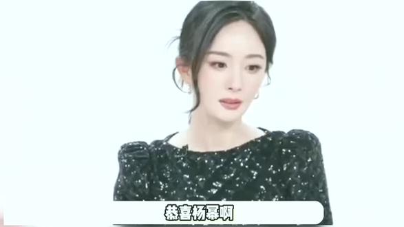 39岁的杨幂最近多了个新身份✨ 她被聘为中视协双新工作委员会副会长,还收到了正式的聘书呢。