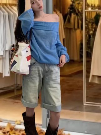 韩系女主氛围感拉满!2025秋季新款慵懒风套装,温柔蓝色一字肩针织衫,自带锁骨杀,搭配复古牛仔五分裤,松弛又时髦。一套搞定通勤、约会、出游,显瘦藏肉,谁穿谁好看的爆款!#早秋搭配 #减龄气质 #秋天穿搭 #穿搭是为了取悦自己 #穿搭喜欢我关注我