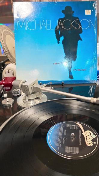 流行音乐史上混音超越原版的作品。
估计也就只有Michael Jackson的作品了吧,毕竟他的音乐貌似可以被各种mix都不为过的感觉。这首「 Smooth Criminal (Annie Mix)」由传奇混音师 Bruce Swedien 操刀,在原版基础上强化了律动和空间感。重构为 5 分半的舞曲,完全服务于舞池与电影叙事。另外最近深深中毒了另外一个Thriller的mix版本,来自英国DJ制作人Louis La Roche的版本,大家有兴趣也可以去听听。
这张黑胶唱片是1987年美国首版EP
#黑胶唱片 #音乐分享 #迈克尔杰克逊 #MichaelJackson #黑胶试听