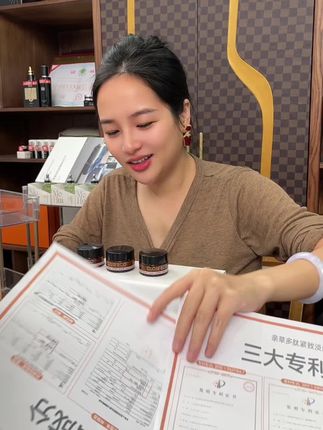 眼霜第一个成分就是玫瑰水的眼霜,这个眼霜回购非常高,因为品质很好,我自己是芳疗师 我知道什么东西好什么东西不好,这个眼霜是我们推得很久的回购很多的到手三只价格非常划算拍他#藏汉夫妇#西藏新疆都包邮