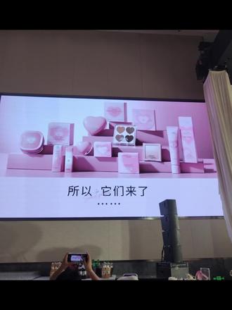 等了8个月的气垫终于有了,真的超级期待的,从去年见面会见证了她的发布到马上就可以拥有,气垫真的超级好用遮瑕很强#你的闪嫂 #心动密语 @你的闪嫂 @彗星来的那一天 @李闪闪Jeremy