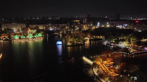 锁定濠河夜色,玩转南通五一夜游就来濠河夜画。春日晚风轻轻吹过河畔,两岸流光灯火错落有致,倒映在清澈碧波中宛如画卷。画舫夜游搭配沉浸式实景演绎,将千年通城历史娓娓道来。夜景治愈氛围感拉满,不管是情侣约会、亲子遛娃还是好友小聚都超合适。#濠河夜画 #千年濠河百年好合