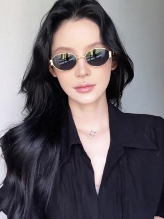 淡颜也抢眼的复古墨镜 挖到一副比较小众的墨镜 直接提升整体妆容的气质 金丝边一下贵气精致感上来了 淡人狂喜! #墨镜推荐#贵气感 #网红墨镜 #淡颜 #老钱风墨镜