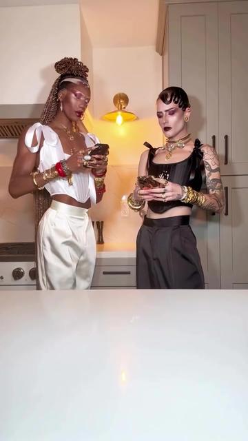 闺蜜们🎀 万圣节焦糖南瓜奶油拿铁🎃☕️✨ 万圣节快到了🎃 姐妹们👭南瓜香料奶油苏打水☕️请你喝一杯❤️🤩✨
#美食教程 #美食分享 #强烈推荐 #thegoddessboys #每日分享