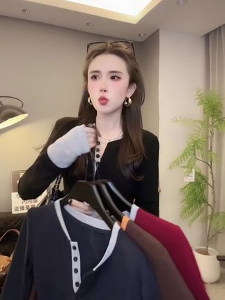 早秋辣妹必备这件神仙打底衫!撞色假两件设计独特吸睛,别致剪裁超显时尚感。修身版型凸显身材曲线,减龄效果满分。单穿就很有层次,轻松打造辣妹穿搭~ #早秋不费力显贵穿搭 #潮流穿搭分享 #辣妹穿搭 #减龄穿搭 #女生服装搭配