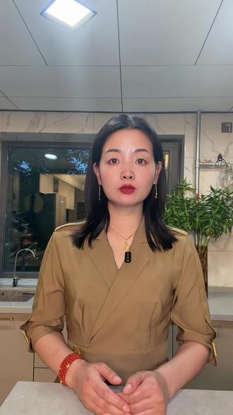 #上热门 视频日记第41期20260424
今天我们聊一个最近特别火的板块——锂矿。有个事儿特别有意思: 最近碳酸锂的价格一路上涨,锂矿企业的股价也跟着起飞。今天这个板块更是集体爆发,好几只股票直接涨停了。这背后是怎么回事呢?首先,供给端出了变化。 南方主要矿区正在进行整顿,短期产能受到限制。供给一收缩,价格就有了支撑。其次,需求端在回暖。 新能源汽车和储能的需求一直在增长,下游的电池材料需求也在往上走。供需两端一配合,价格的上涨就有了基础。还有一个重要的信号:业绩在验证。 最近锂业公司陆续发布了一季报,业绩集体爆发式增长。有一家龙头企业净利润同比增长超过十几倍,另一家的单季盈利超过了去年全年。这个数字本身不是重点,重点是——它说明行业的基本面正在发生质的变化。从数据视角来看,碳酸锂这轮回升已经持续了一段时间,不是单纯的情绪炒作。我们用六维指标体系观察这个板块,能看到一些有意思的规律:当价格趋势、业绩兑现、资金流向形成共振的时候,往往是板块弹性最大的时候。当然,涨得快的东西,跌起来也往往急。周期行业天然波动就大,大家要心里有数。你觉得这波锂的行情能持续吗?你怎么看?评论区告诉我~#知识避坑 #专业选择正确逻辑 #量化交易 #锂矿