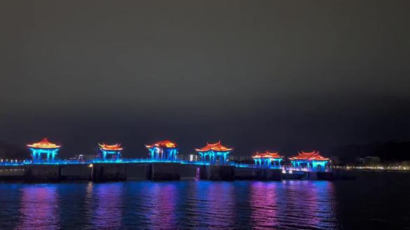 《海岸梦幻》这首曲子比较空灵,空灵音乐用极简的旋律、纯净的和声和自然环境音效,营造出超越宁静与超脱 心灵上得到净化,冥想与疗愈 通过重复的旋律模式,帮助听众进入冥想状态,缓解焦虑。#盘点中国最值得旅行的城市 #一张图证明你去过的地方 #美丽夜景太迷人了 #分享往日旅行风景 #城市灯光秀