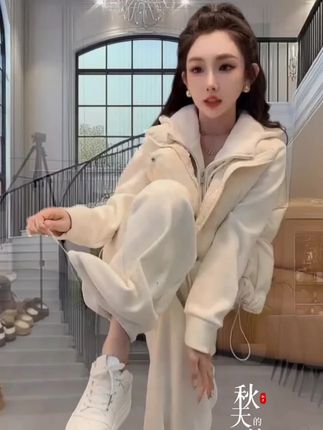 2025秋季新款时尚显瘦气质网红高档套装女百搭宽松大码加绒三件套#外套穿搭 #优雅气质 #早秋穿搭三分钟出门不是梦。