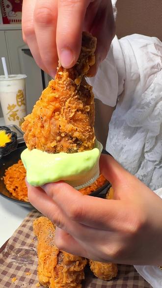 黏糊火鸡面云吞🔥炸鸡❗配奶茶太幸福了天呐❗️1分点的奶茶也太幸福了呀~到底谁还没喝到⁉:没喝到的也不要着急,活动持续到23号,拉着亲戚朋友一起来薅!把21张25元无门槛券全都拿到手!#炸鸡#火鸡面#夜宵#抖音美食创作人