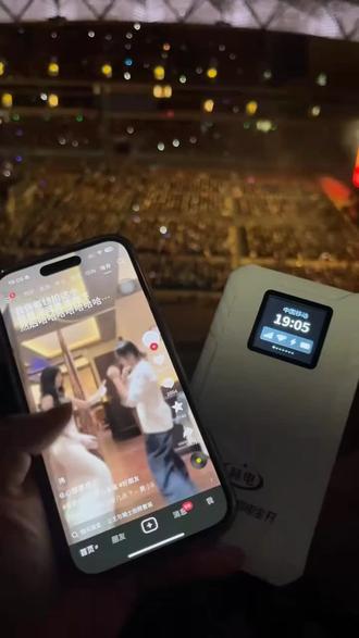 #创作者中心 #创作灵感 #同城热点 #平顶山#赫电充电宝无线wifi
🎈宝子们,今天必须给大家种草一款宝藏好物——Mifi充电宝!它可不只是个充电宝,更是超赞的移动随身WiFi呀!
💪拥有10000mA大容量电池,出门在外,电量安全感直接拉满!再也不怕手机没电,也不用担心找不到网络啦。
🌟超厉害的是,它是私人WiFi热点,还免插卡哦,只要有电就有网,网速更是快到飞起!无论是看演唱会时分享精彩瞬间,还是出差旅行、开会逛街,有它就能随时保持网络通畅,办公娱乐两不误。
✨而且它小巧便携,轻松就能揣进兜里,走到哪儿带到哪儿,简直是应急神器!有了它,出行真的超省心,再也不用依赖公共场所的WiFi啦。
💕这样一款集充电宝与WiFi功能于一体的神器,绝对是出行必备。还没入手的宝子,赶紧安排上,让它成为你出行的最佳搭档吧!💖