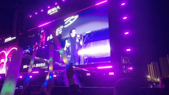 串烧也要当晚制作完成才行,毕竟冻了一晚上的~#音乐节现场留念 #演唱会碎片 #拾光经典群星演唱会
