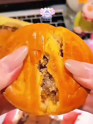 #测评山东豆橛子月饼 #上热门🔥 喜欢吃月饼的姐妹们快来试试这个酥上煌蛋月烧,表皮松松软软馅料十足不管是送礼还是自家吃都很不错#零食推荐 #中秋月饼 #酥上煌蛋月烧 @DOU+小助手