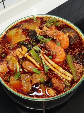 夏天炎热就喜欢吃钵钵鸡,其实自己在家做也很简单,味道比外面买的还要好吃#钵钵鸡 #无辣不欢 #妈呀太香了 #这一口好过瘾