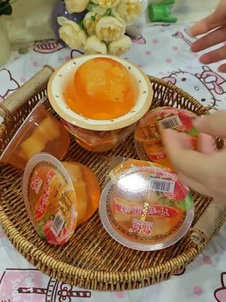 #我要上热门 赞诞什锦果冻,把 果园的香甜装进碗里!草莓的娇 艳、橙子的明媚,化作Q弹爽滑 的果冻,180g的分量,一口一口 吃掉所有不开心!