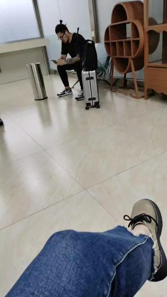 给广州白云机场点赞,居然有吸烟室!大爱